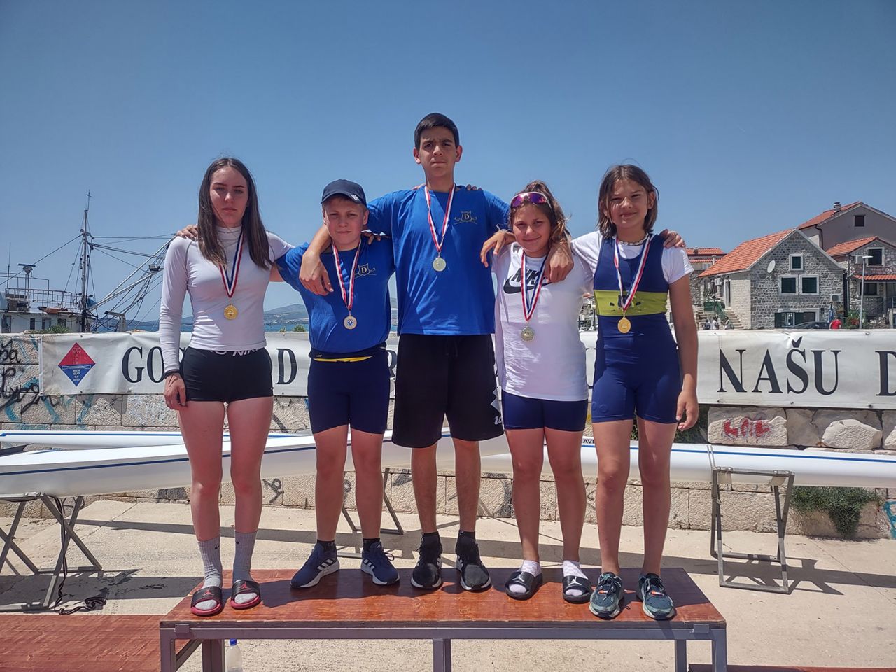 Š est zlatnih Dupina 