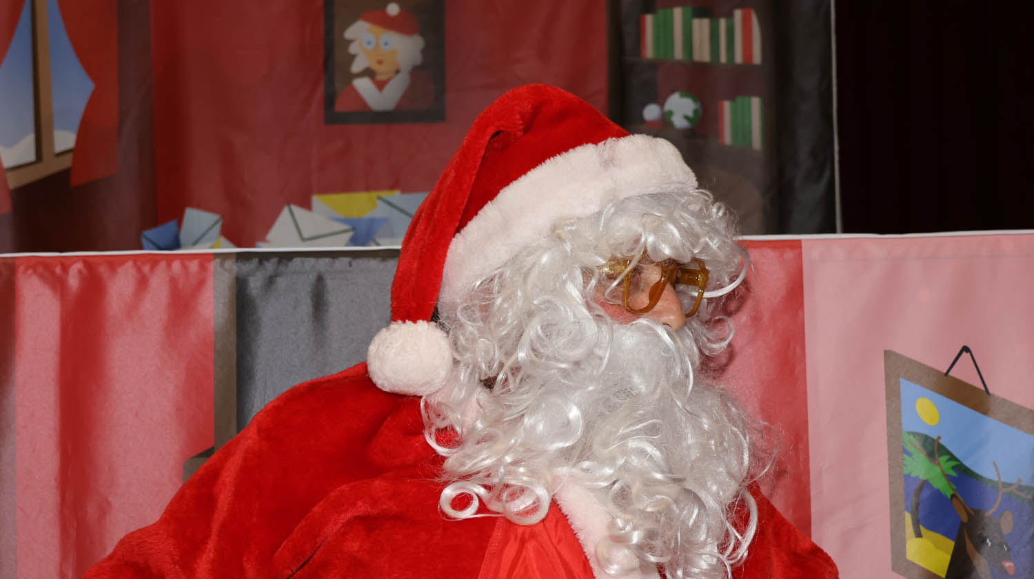 Djed Božićnjak razveselio djecu u Općini Tisno 